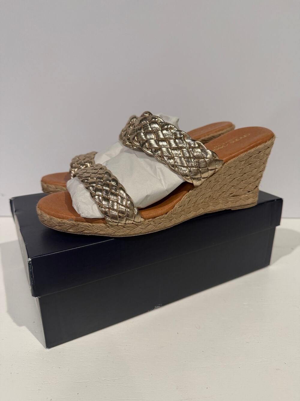 Andre Assous Aria Open Slip On Wedge Sandals Espadrilles PLATINO GOLD Sz 40 NEW